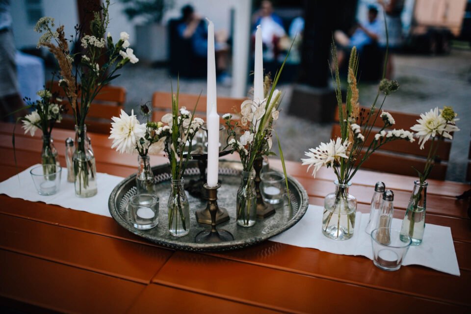 Tischdeko mit Blechtablet; Kerzen und Blumen bei Hochzeit im Weingut Schneider-Pferfferle