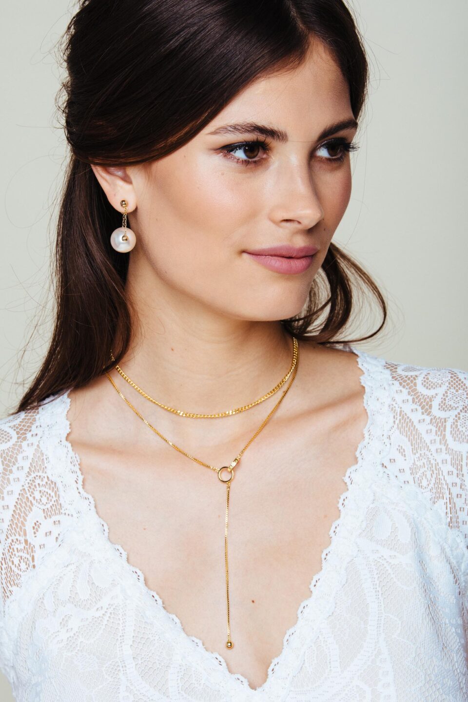 Brautkleid Nude mit V-Ausschnitt Close Up