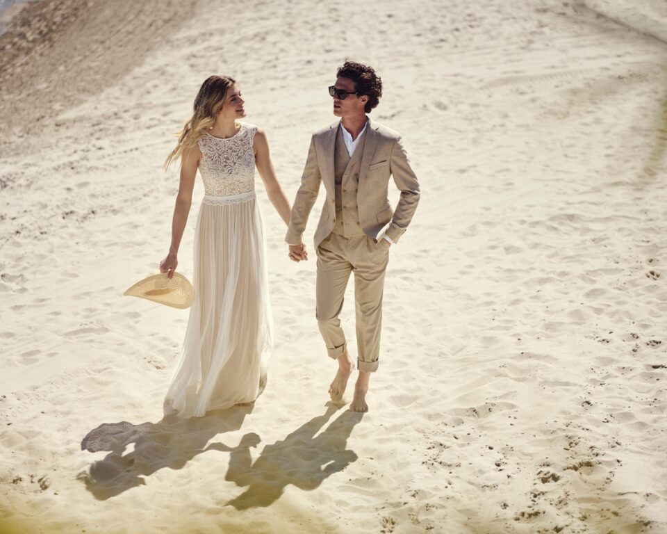 Boho Strand-Brautkleid, Brautpaar im Sand