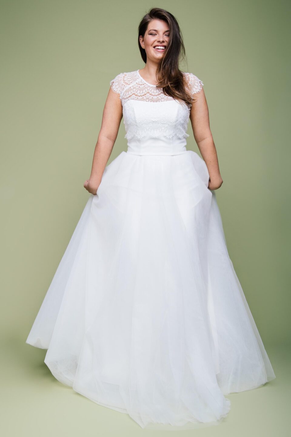 Plus Size Braut im langen Tüllrock zur Hochzeit mit Spitzenbolero