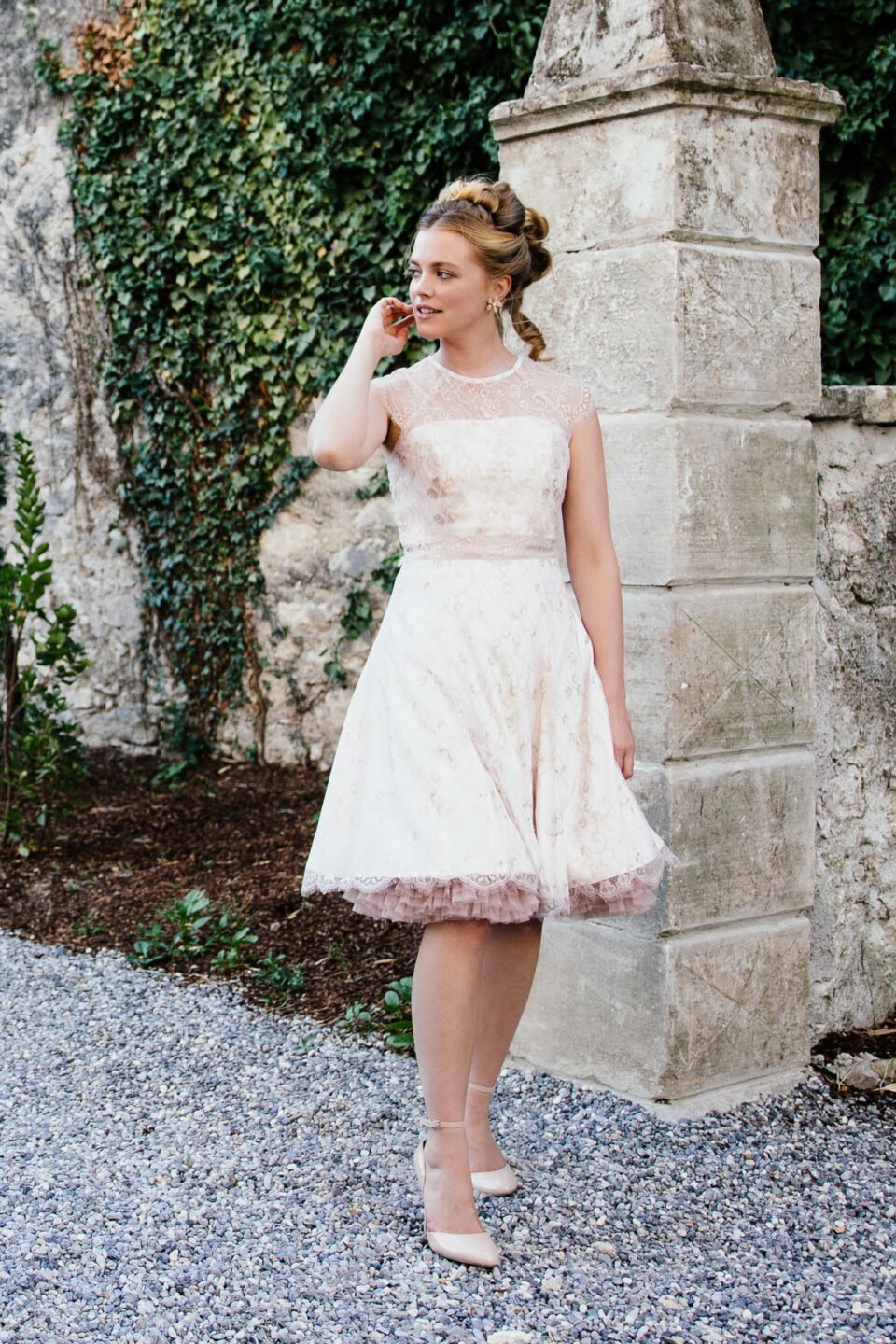 Brautkleid Rosa Becky mit feiner Spitze und Satinband an der Taille
