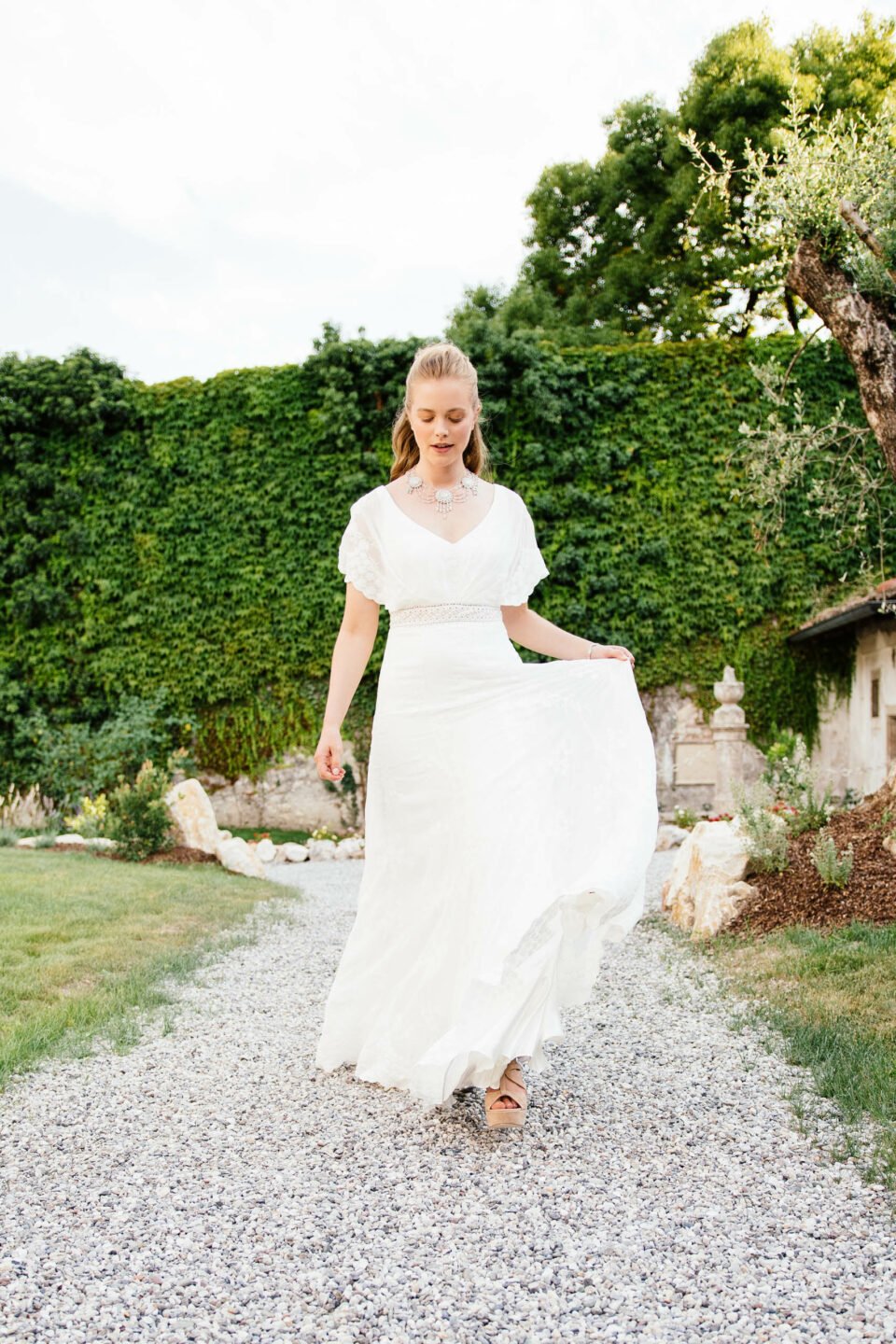 Hippie Hochzeitskleid Amaryllis mit Fledermausärmeln und fließendem Rock