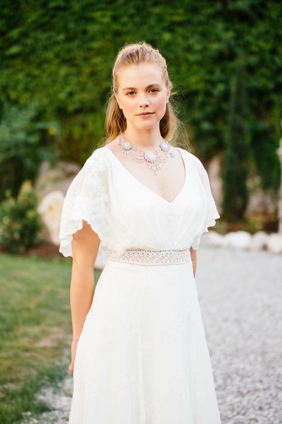 Boho Brautkleid Amaryllis mit V-Ausschnitt und bestickter Spitze