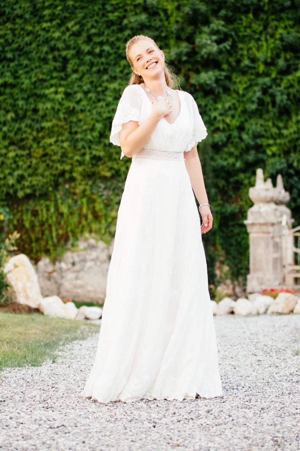 Lachende Braut im Hippie Hochzeitskleid Amaryllis