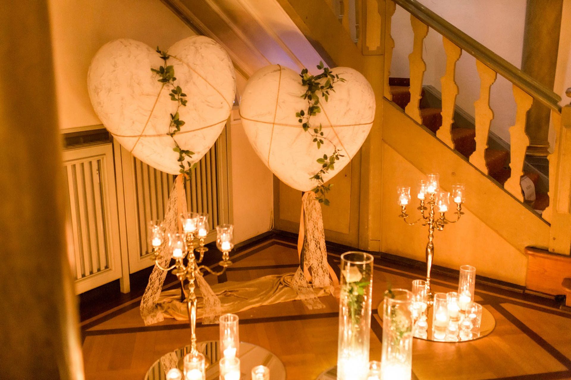 Kerzen, Windlichter und Herzdeko bei der Candle-Light-Trauung
