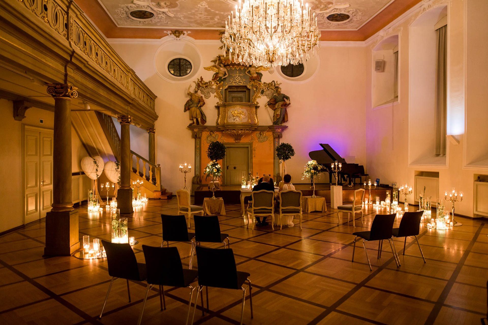 Festsaal der Hospitalkirche Schwäbisch Hall bei Kerzenschein für die Candle-Light-Trauung