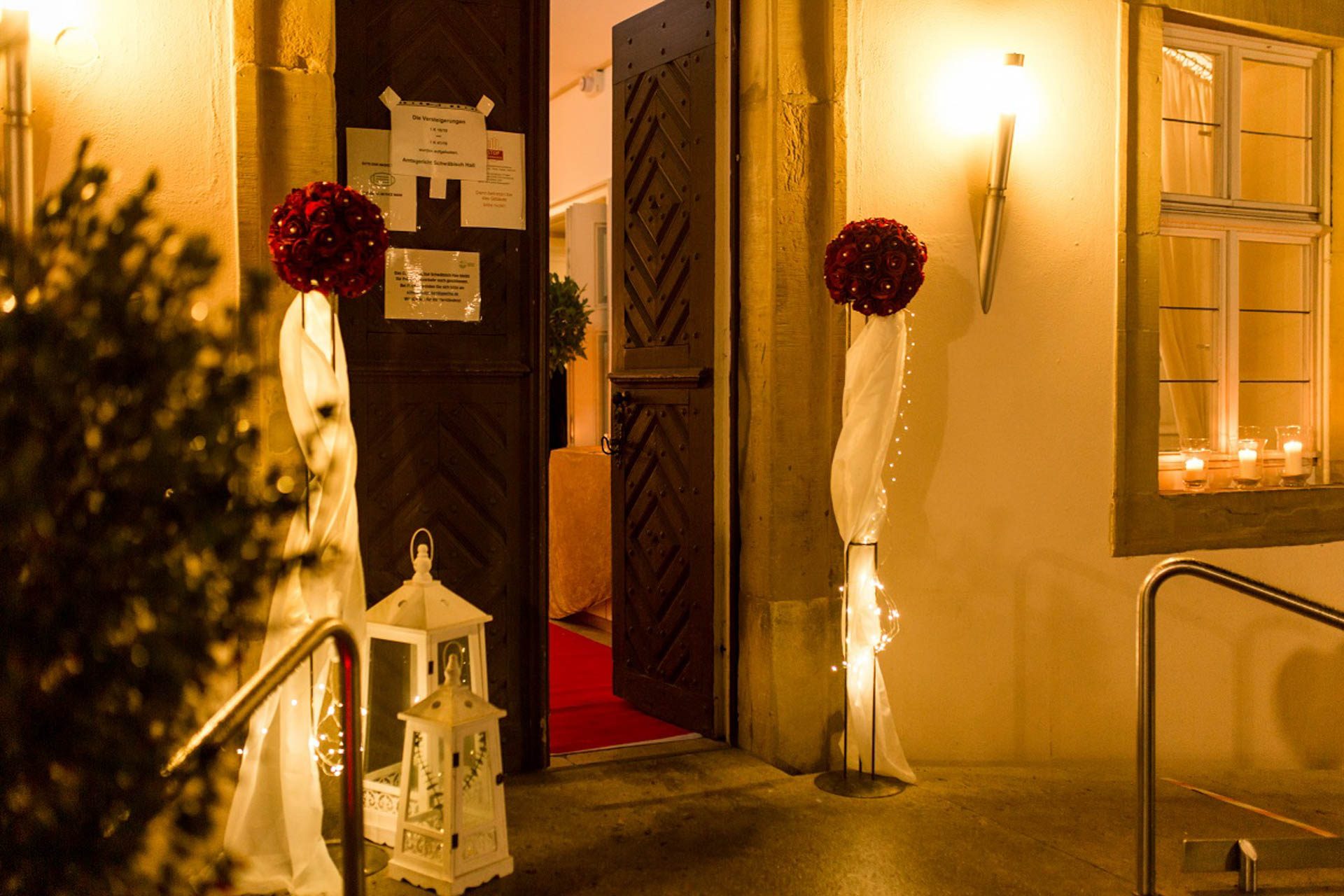 Eingang zur Candle-Light-Trauung in Schwäbisch Hall mit Kerzen und Laternen