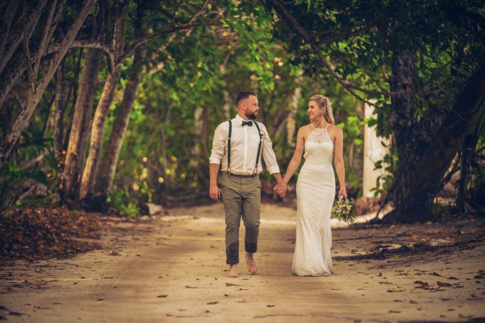 Brautpaar Hand in Hand bei Elopement Hochzeit auf den Seychellen