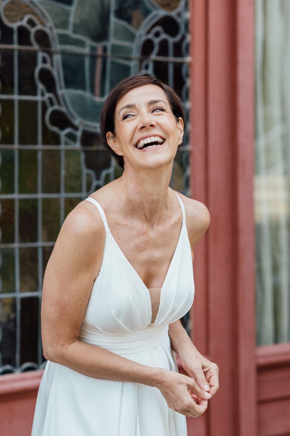 ältere Frau im Brautkleid 