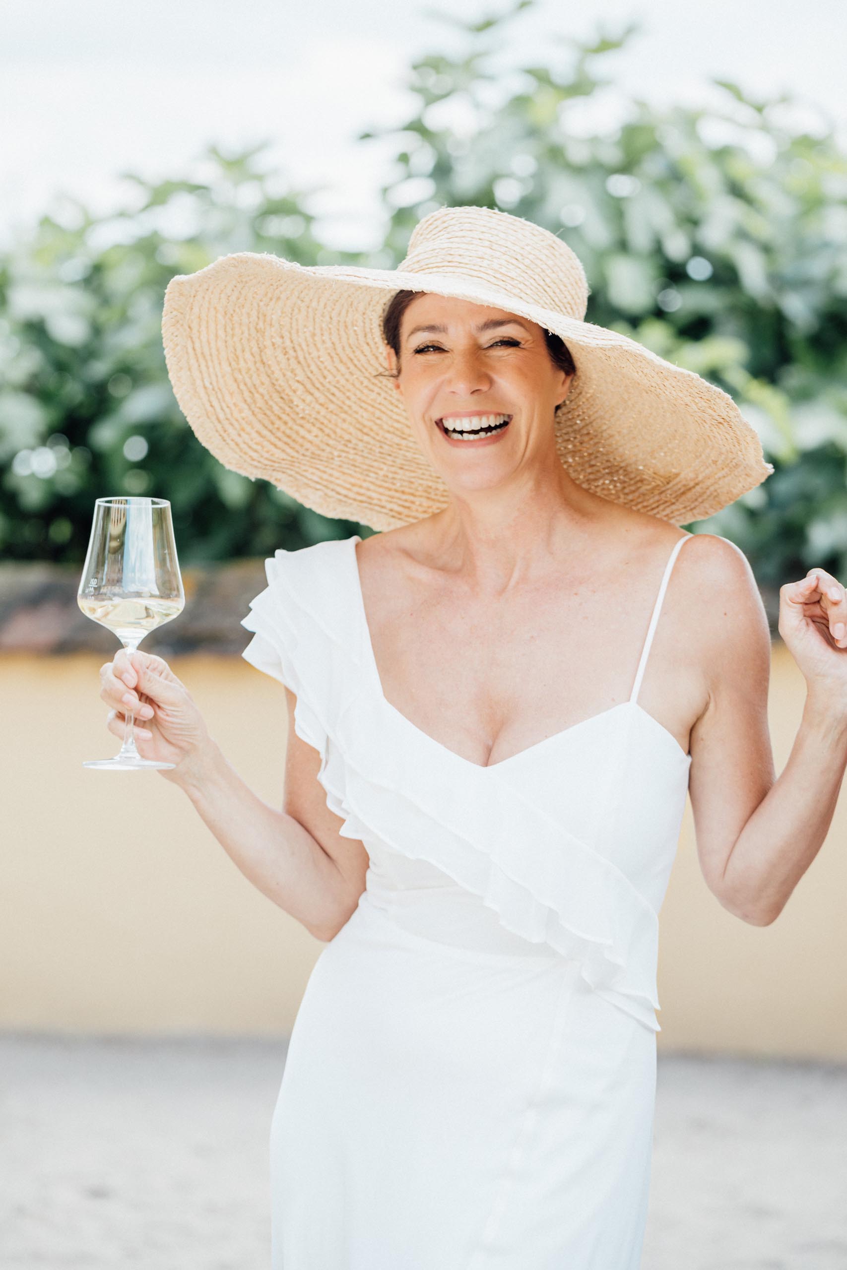 KUESSdieFERLA – Brautkleid mit offenem Rücken für eine Sommer-Outdoor-Hochzeit, elegant und luftig