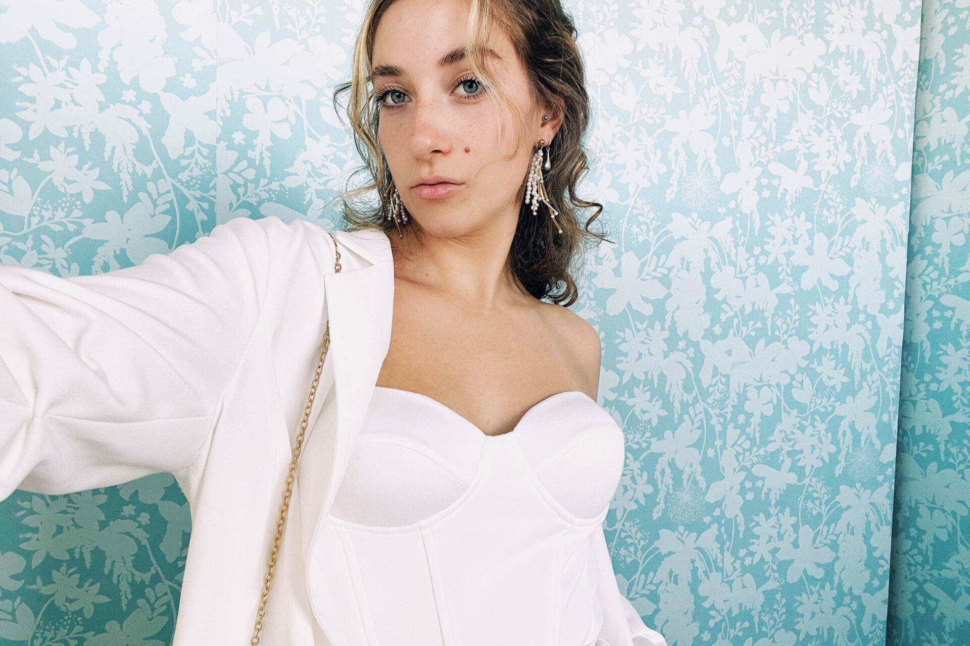 Selfie von Braut in Corsage mit Blazer