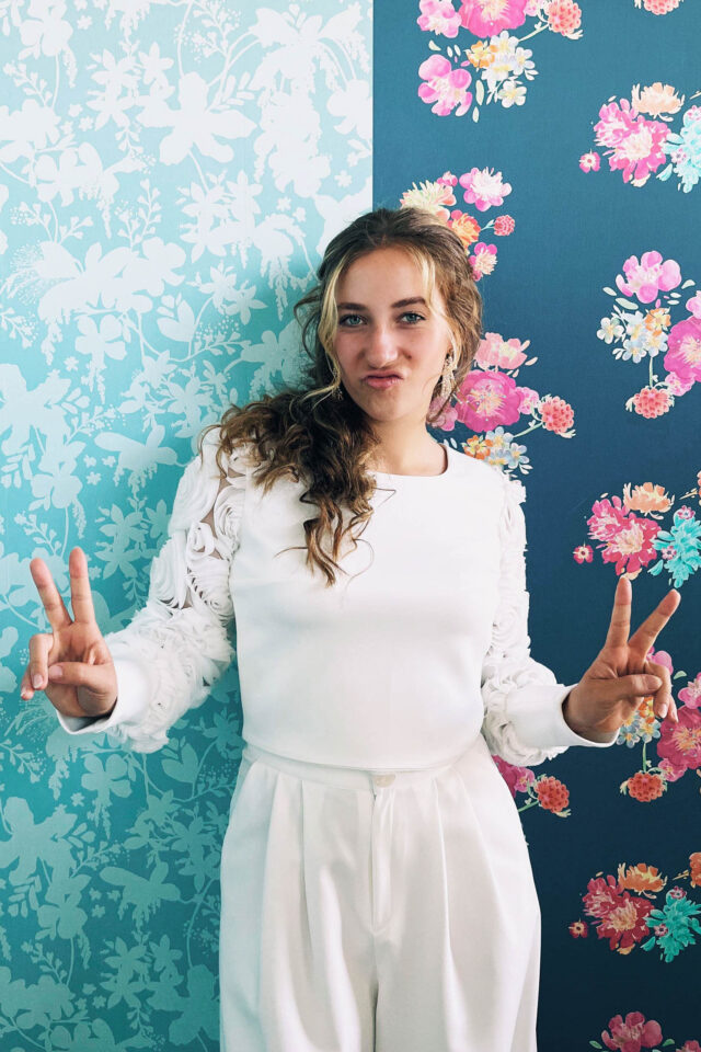 ausgefallenes Brautoberteil mit wildem Blumenarm