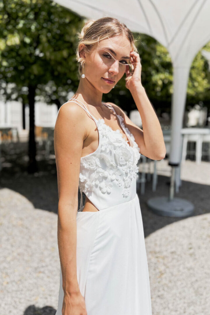 Hochzeitskleid mit 3D Blüten im Oberteil
