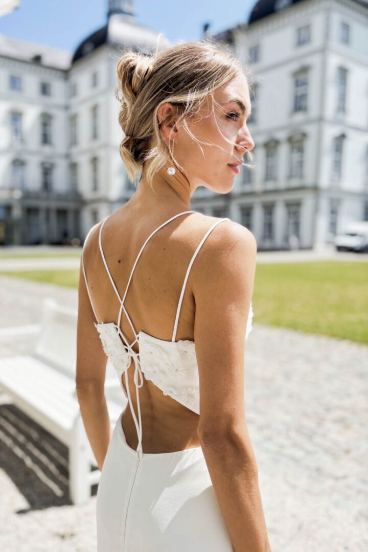 Brautkleid mit extravagantem Rückenausschnitt