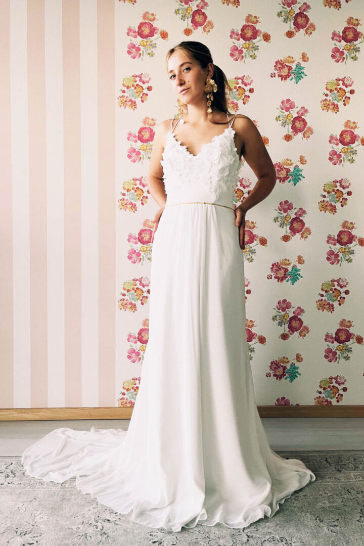 Modernes Brautkleid mit 3D Blüten und V-Ausschnitt