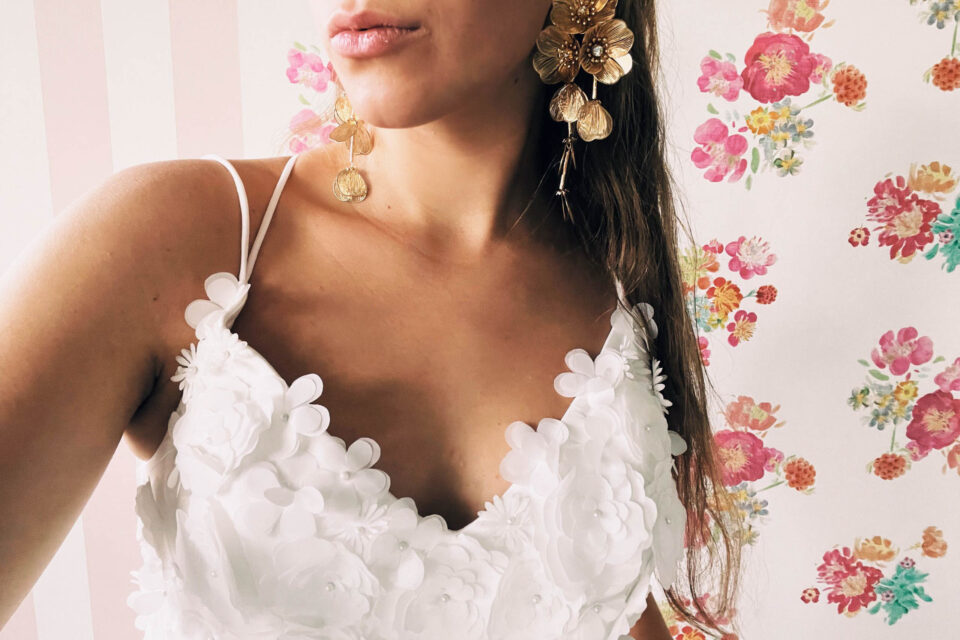 Brautschmuck mit goldenen Blüten zum Brautoberteil mit Blüten