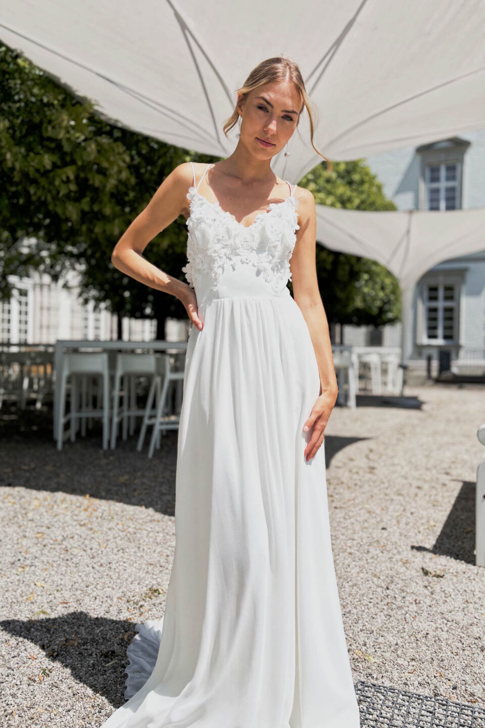 Brautkleid mit 3D Blüten und fließendem Chiffon-Rock