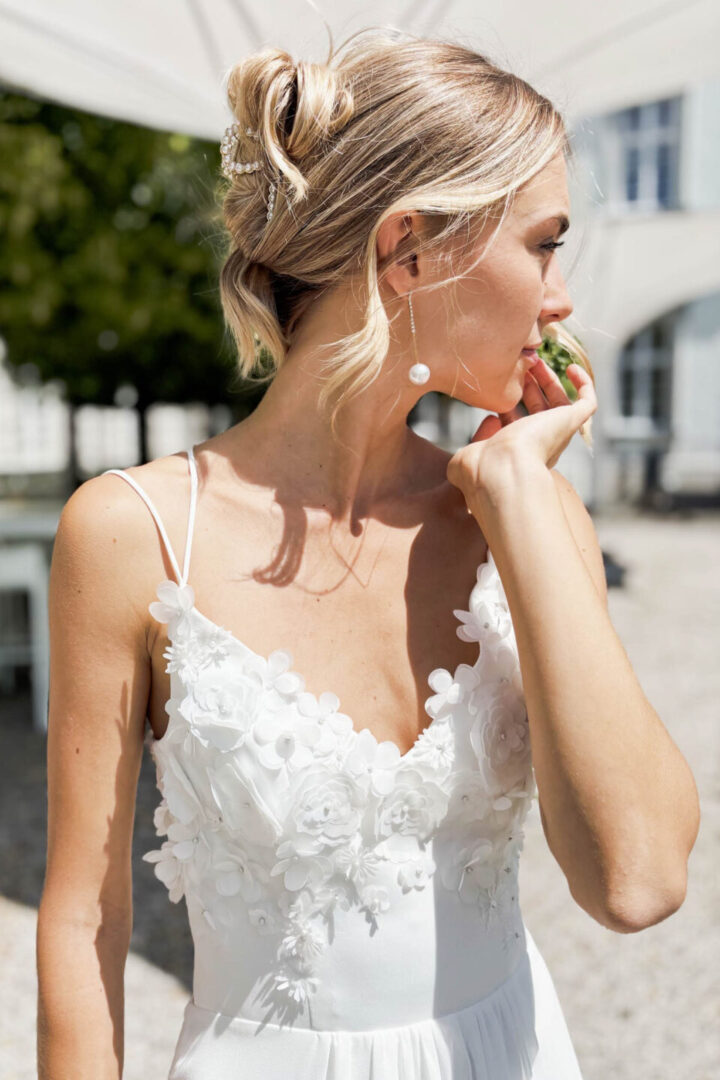 Brautoberteil mit Hand platzierten 3D Blüten