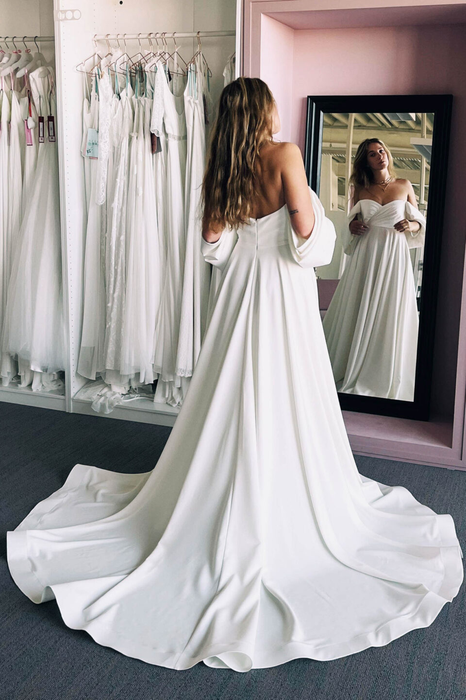 Off-Shoulder Hochzeitskleid mit Schleppe