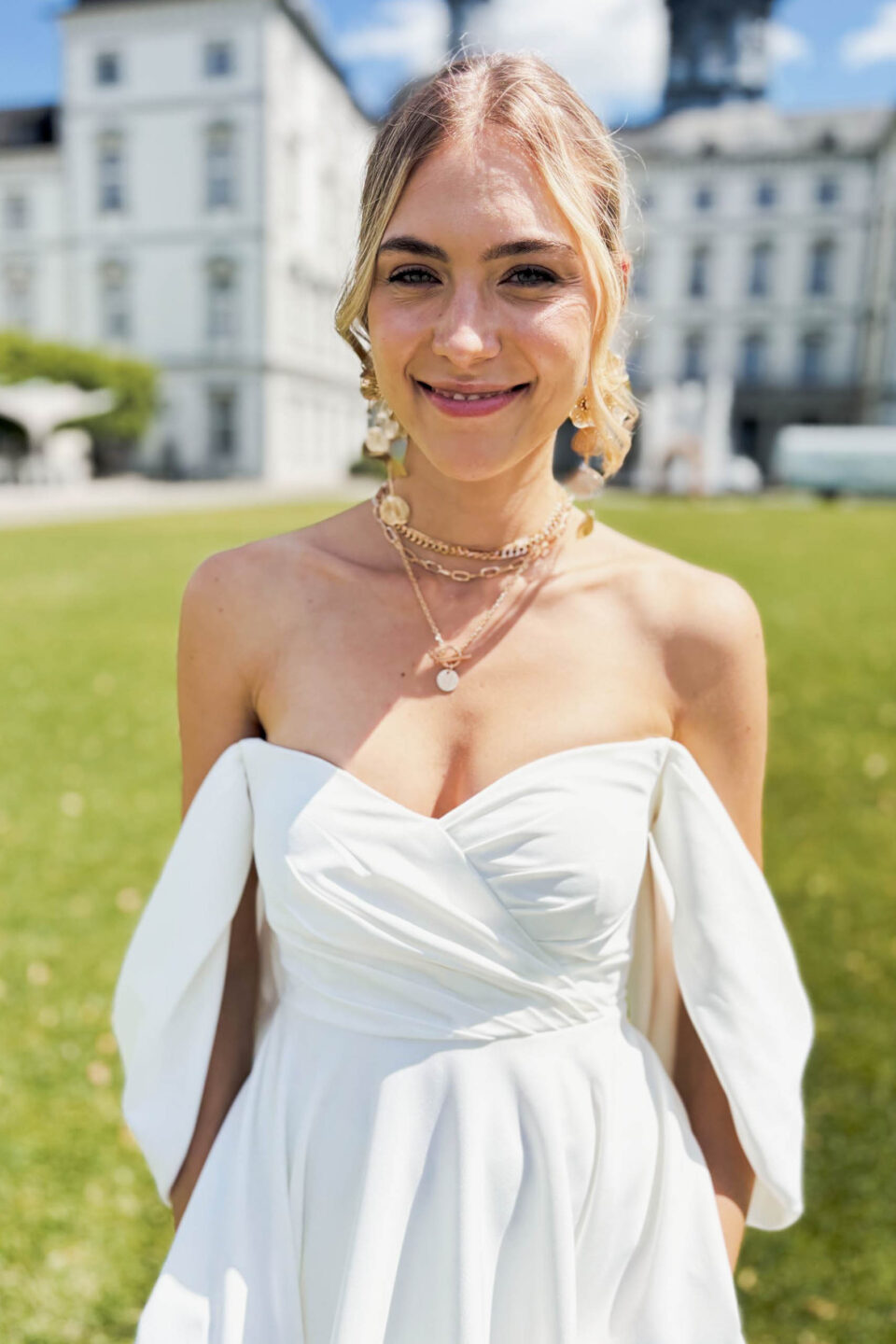Off-Shoulder Hochzeitskleid mit opulenten Ärmeln