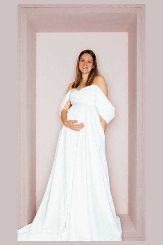 Braut mit Babybauch im Off-Shoulder Hochzeitskleid