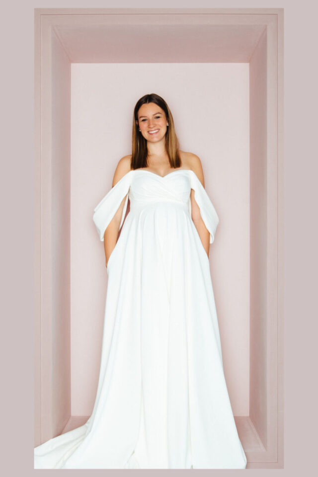 off-Shoulder Brautkleid an schwangerer Braut