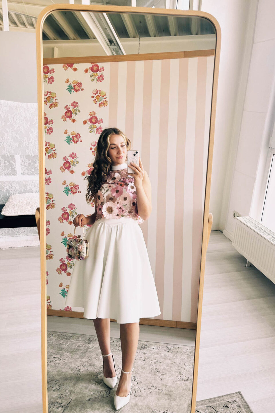 kurzes Brautkleid mit farbigem Blütentop