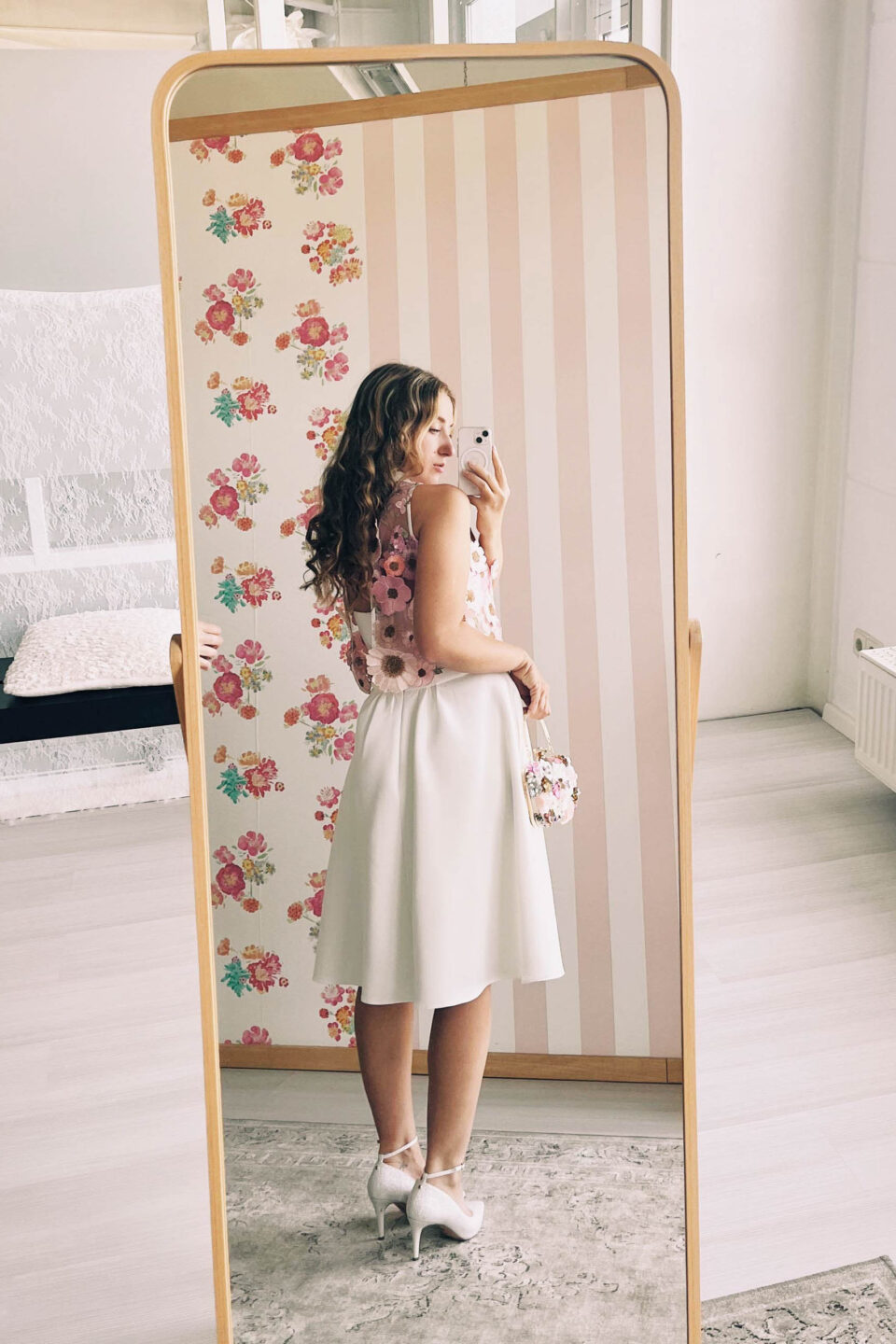 kurzes Brautkleid mit Blütentop von hinten