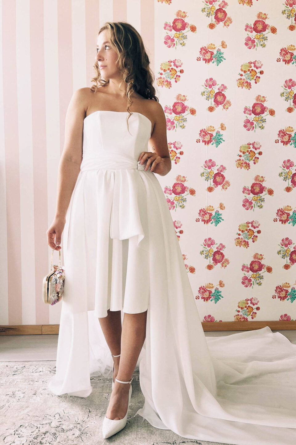 kurzes Hochzeitskleid mit VOKUHILA Überrock kombiniert