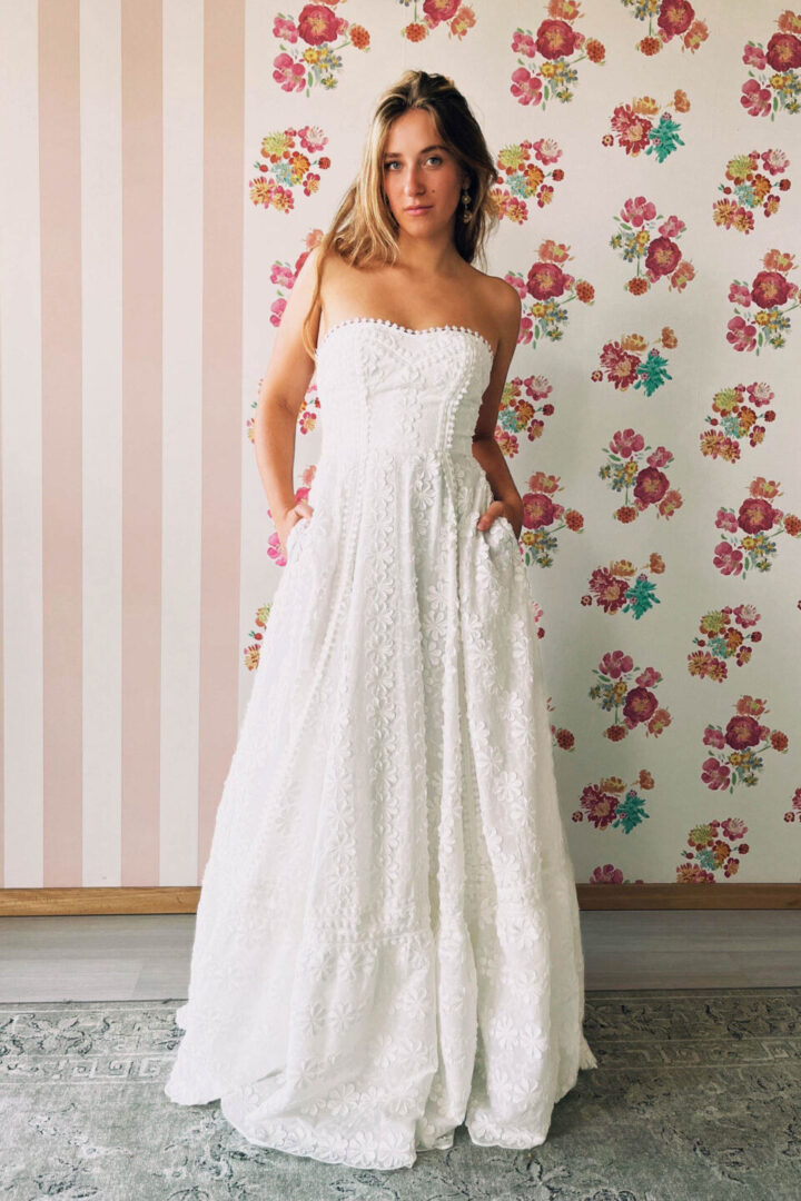 schulterfreies Hochzeitskleid. mit Taschen