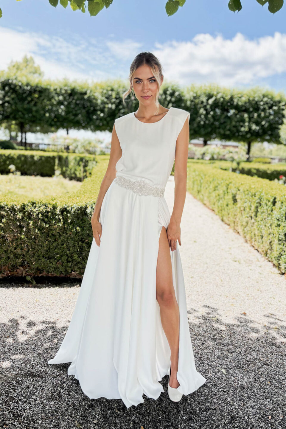 Standesamt Brautkleid aus Crepe mit T-Shirt Oberteil und Beinschlitz