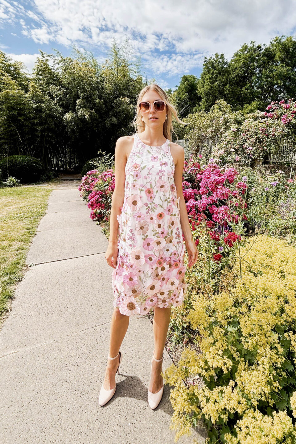 farbiges Brautkleid mit Blumen