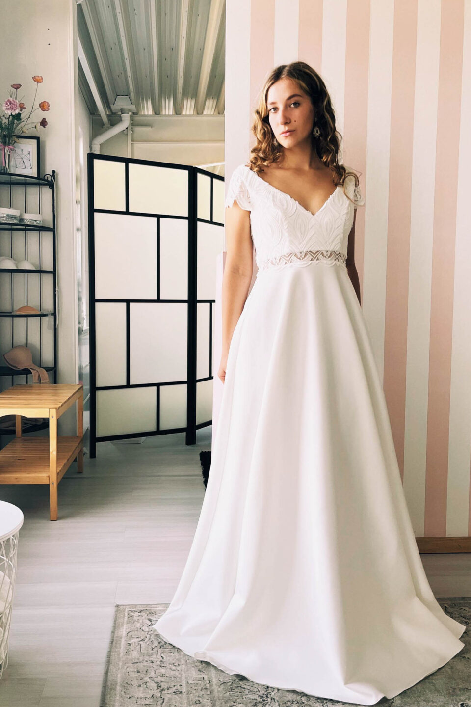 Vintage Brautkleid mit V-Ausschnitt und transparenter Taille