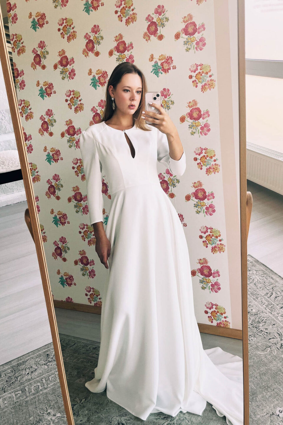 Royales Brautkleid mit Schlitz im Dekolleté