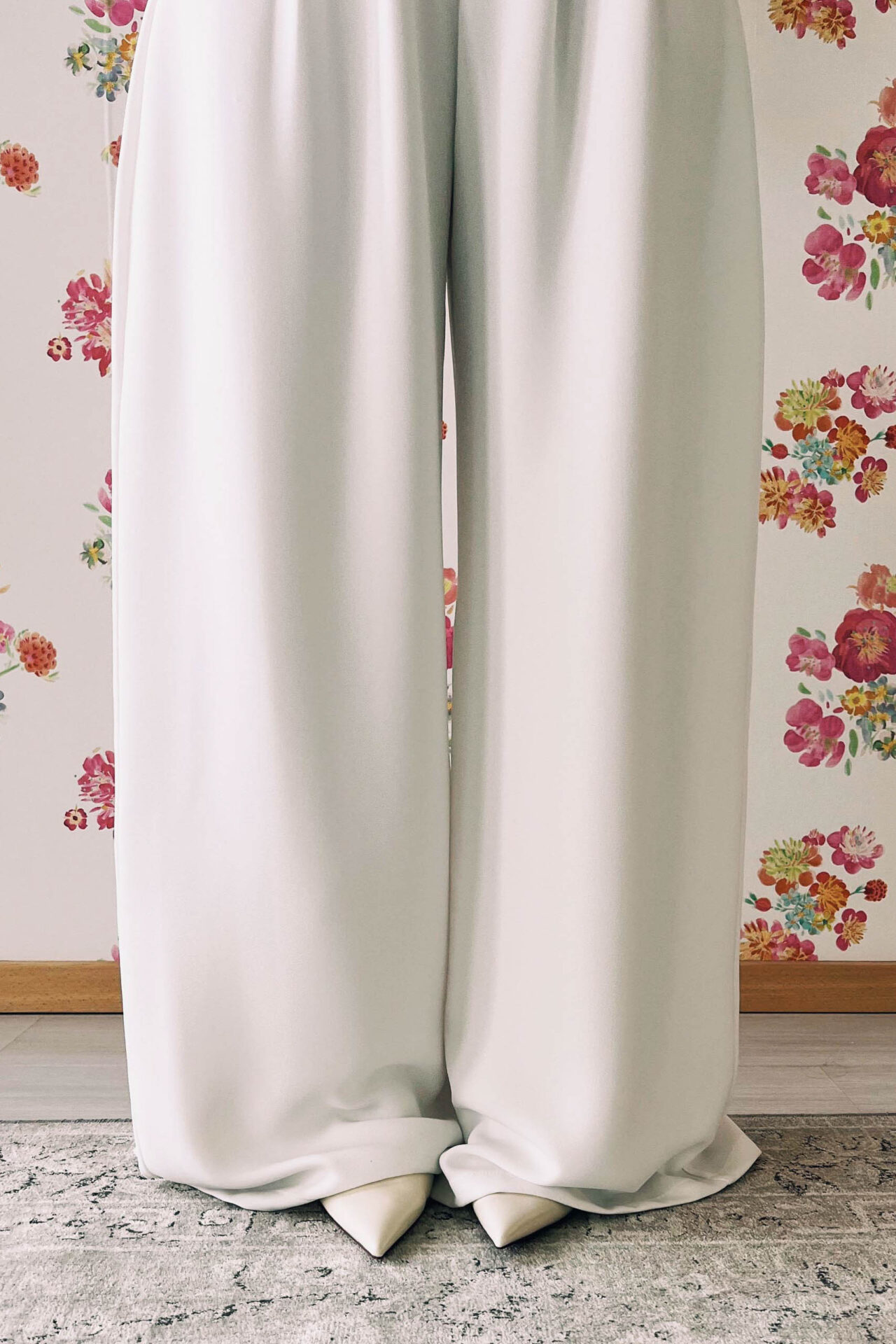 Nahaufnahme vom weiten Marlenbein des Brautjumpsuits.