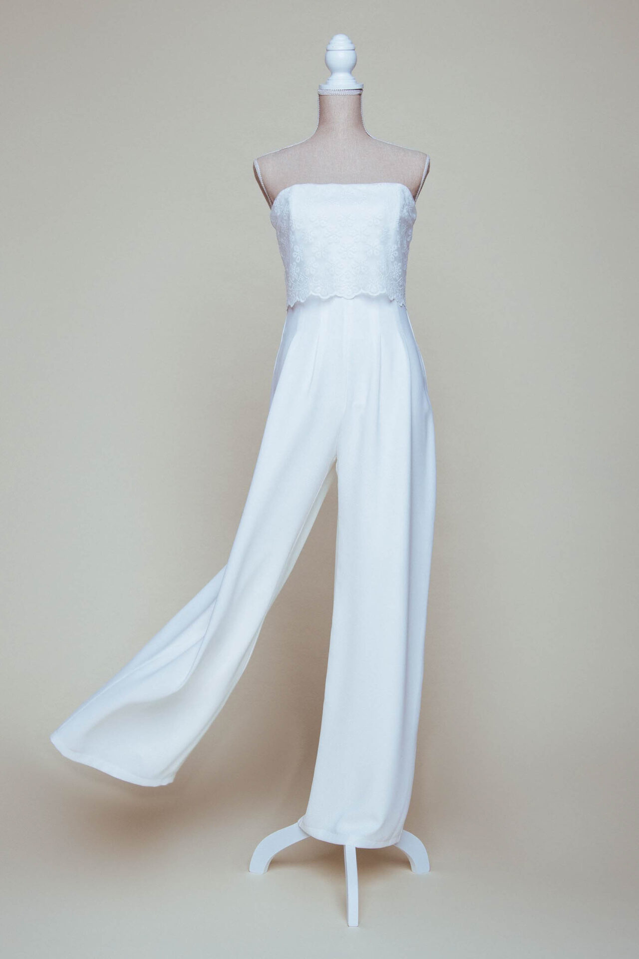 schulterfreier Brautjumpsuit auf Puppe.