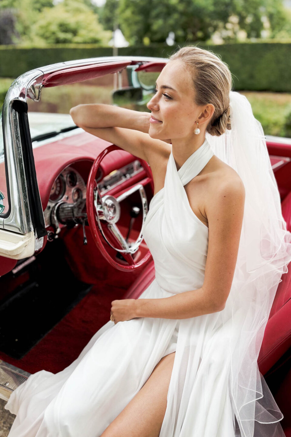 Halterneck Hochzeitskleid mit hohem Beinschlitz