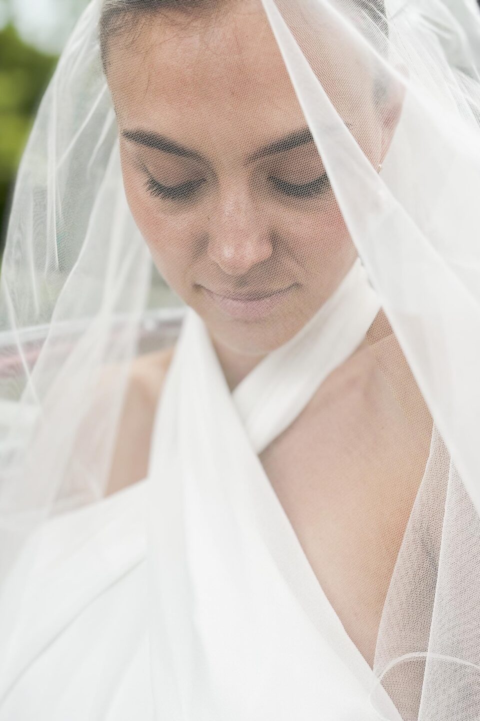 Detailaufnahme vom Gesicht der Braut mit Schleier