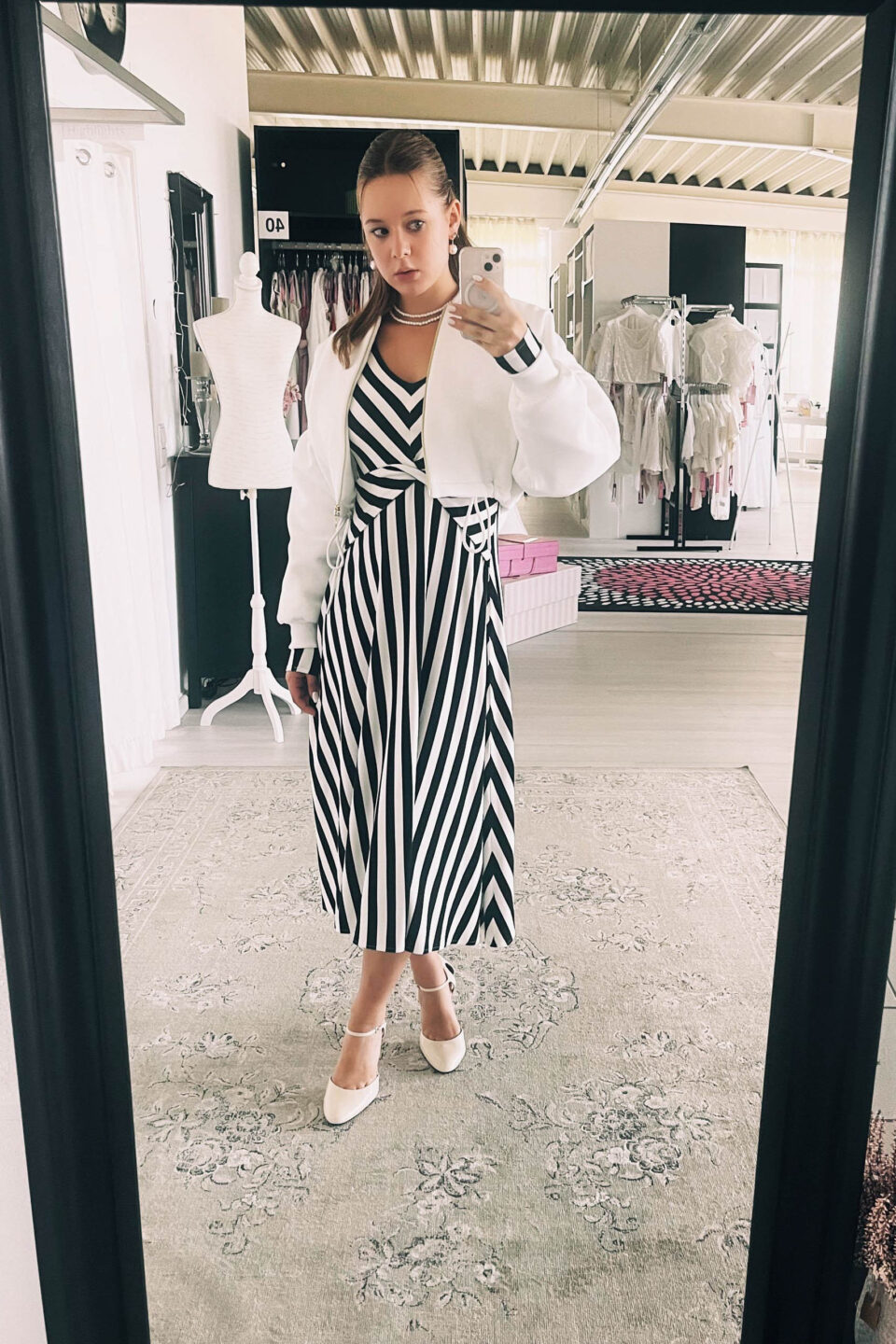 Schwarz-weisses Brautkleid mit Bomberjacke