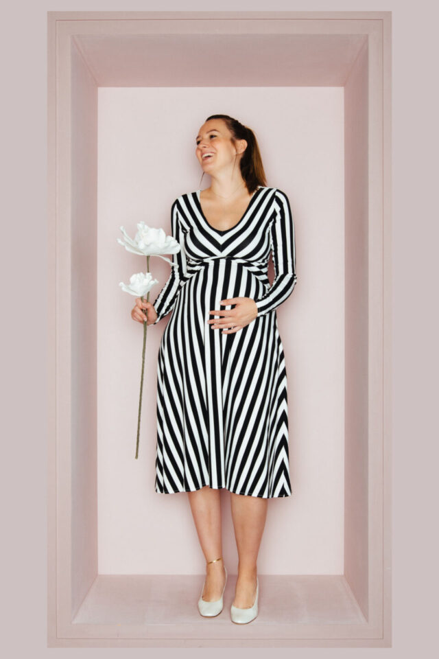 Schwangere Braut im schwarz-weißen Brautkleid