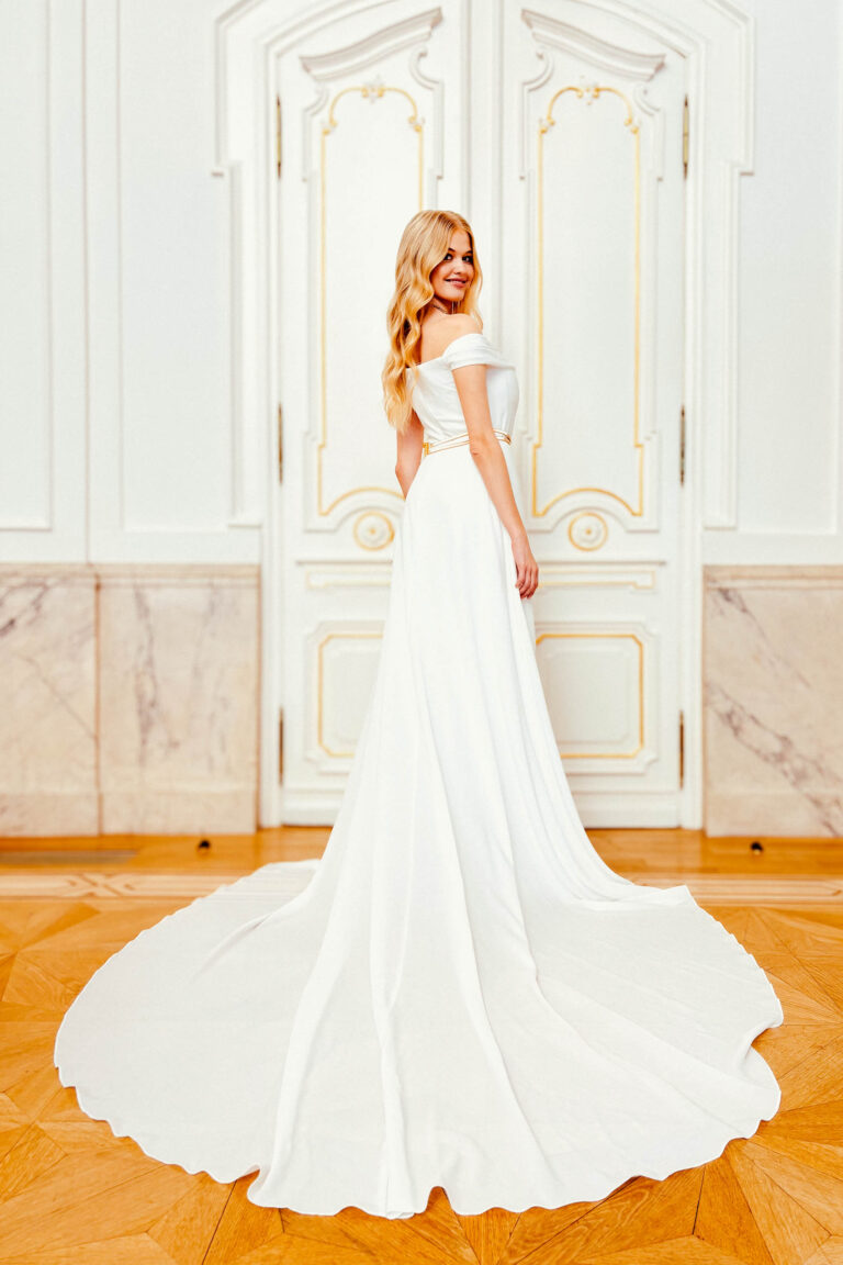 Brautkleid Carlow, Rückenansicht mit rund ausgebreiteter Schleppe