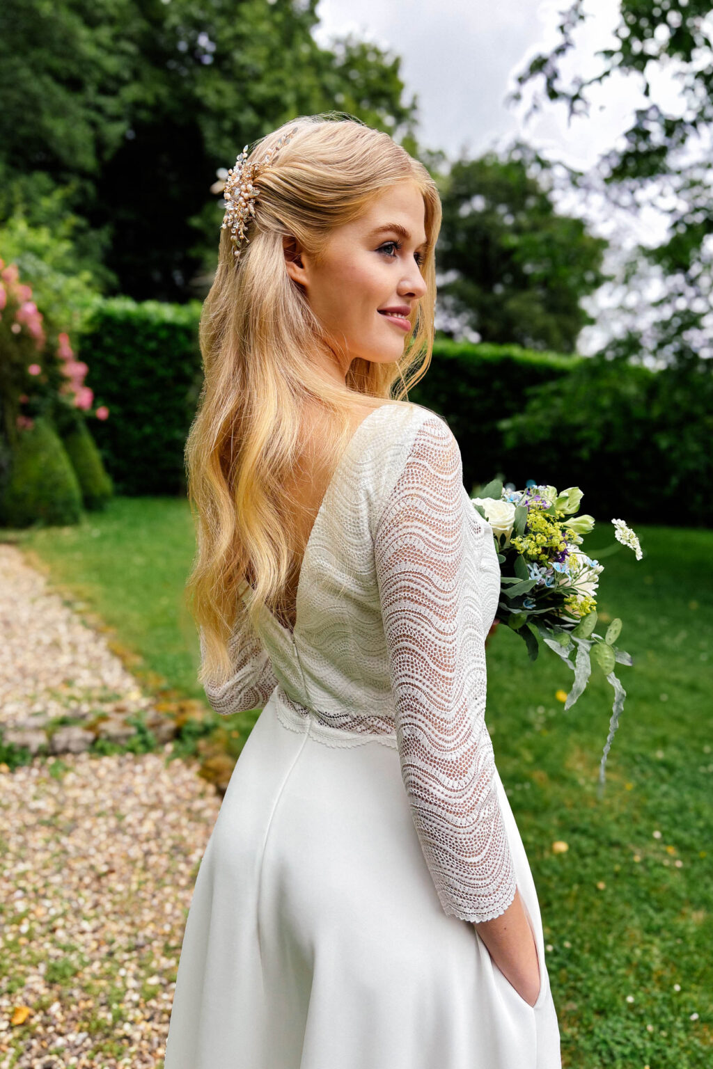 Braut von hinten im Kleid mit 3/4-Ärmeln aus Spitze