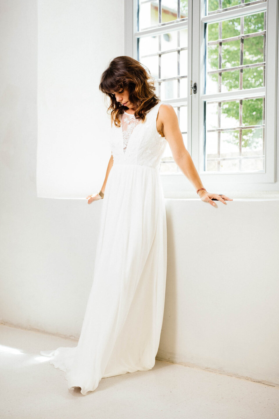 Brautkleid Bibbona mit glitzerndem 3D-Spitzenoberteil, Braut blickt nach unten