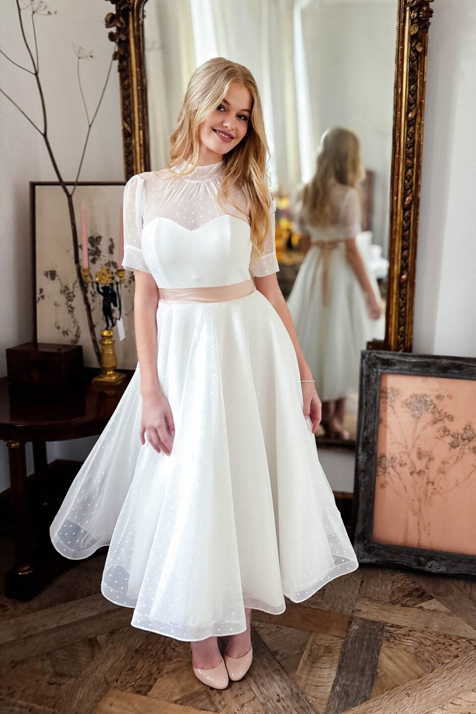 Kurzes Brautkleid Barletta im 50er-Jahre-Stil für das Standesamt im Winter