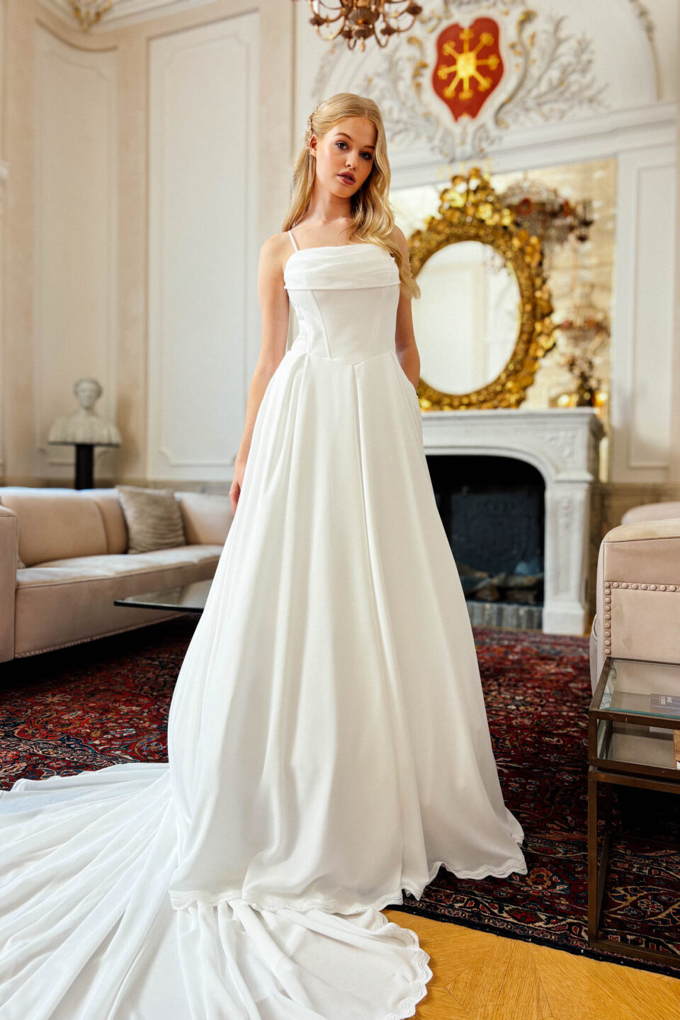 Chiffon-Brautkleid mit Corsage KUESSdieBARNSLEY mit Spaghettiträgern, geraffter Brustpartie und großer Schleppe im Salon