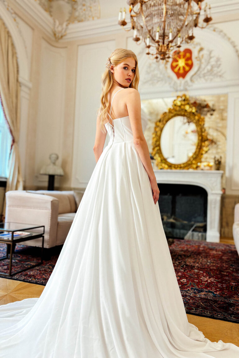 Rückenansicht Chiffon-Brautkleid Barnsley mit Corsage, Spaghettiträgern und Schleppe