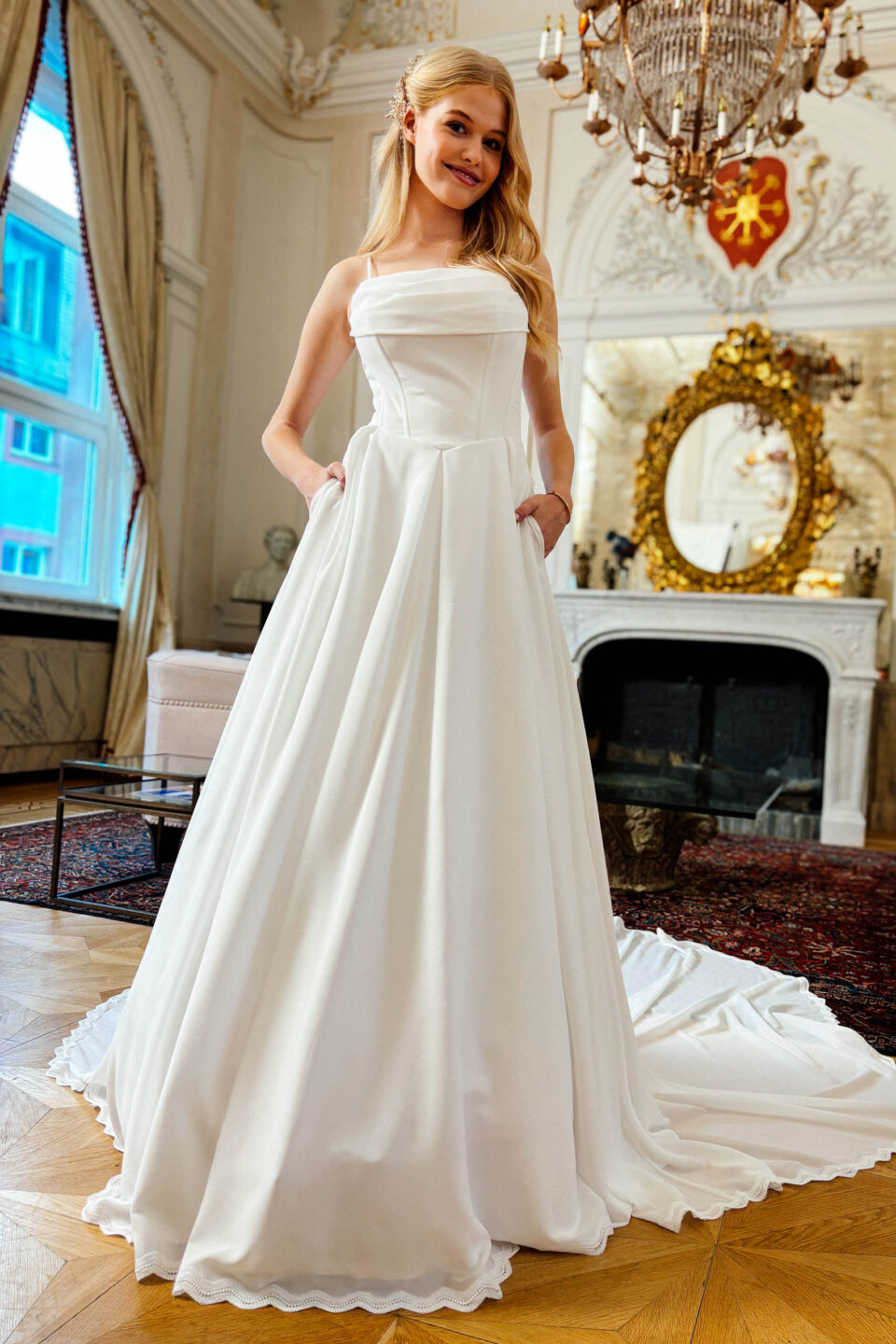 Langes Brautkleid Barnsley mit Basque-Taille und weitem Rock mit Schleppe, Vorderansicht