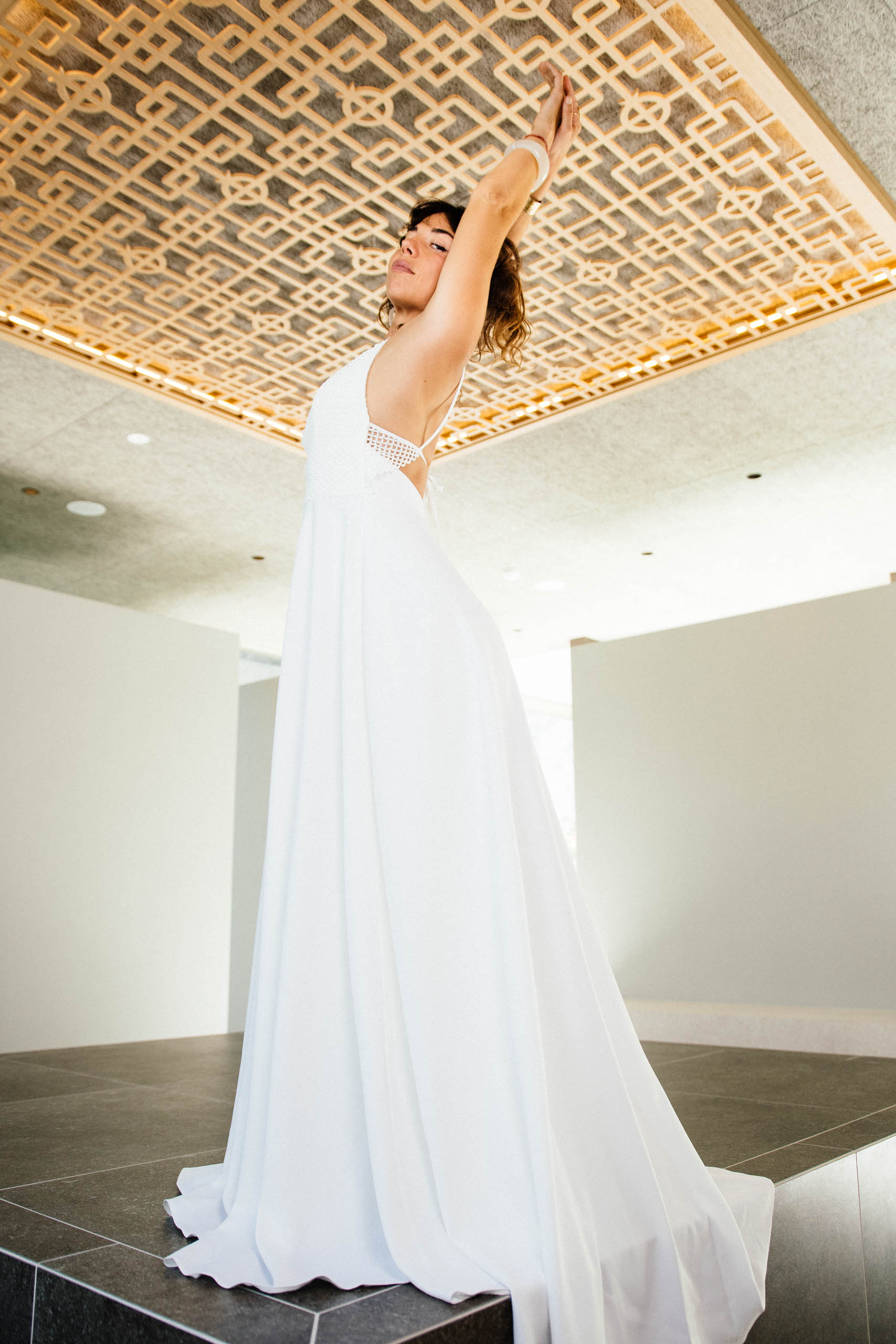 KUESSdieAGIRA Boho Brautkleid mit offenem Rücken und Spaghettiträgern – ein unvergesslicher Look für eine freie Trauung im Grünen