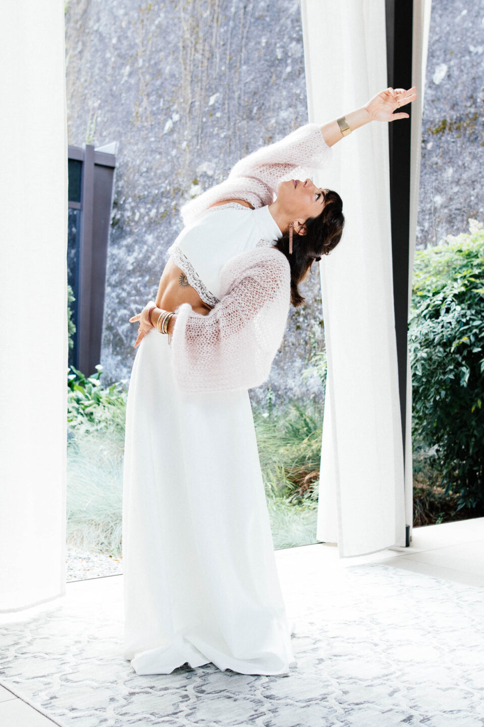 Braut in Yoga-Pose im Brautrock S-1075 mit Kurzjacke J-1190