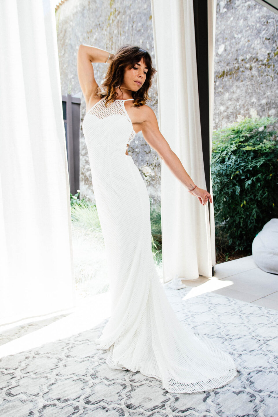 Sommerbraut im Brautkleid KUESSdieACCRA aus Mermaid Lace – leichte Brautmode KUESSdieBRAUT
